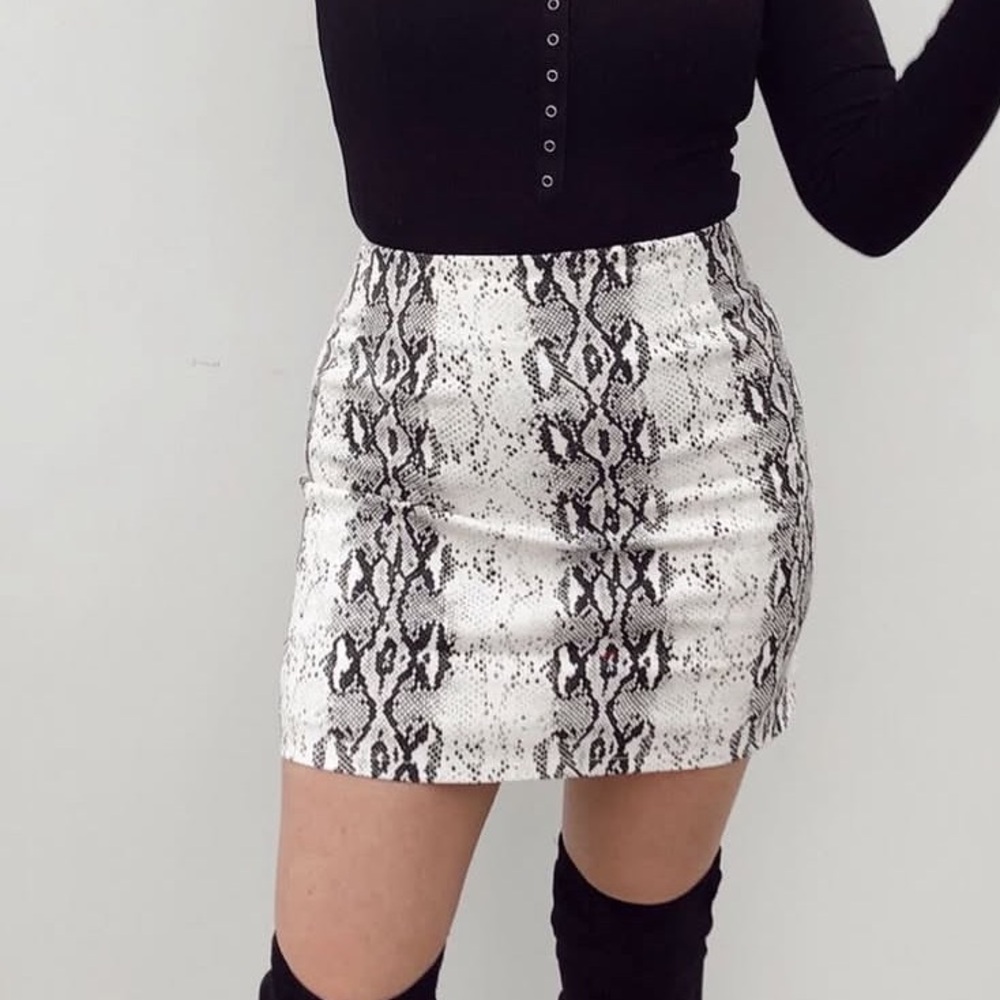 She + Sky Snakeskin Print Mini Pencil Skirt in Black and White Shimmer Sz S NWT
